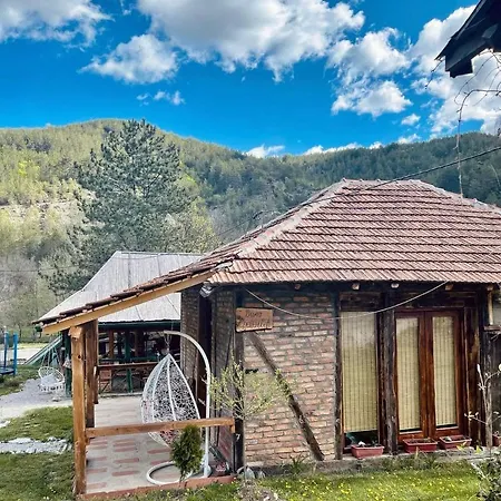 아파트 Seosko Domacintsvo Kod Cvela